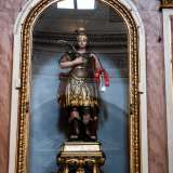Nella cappella a destra, quella pi� vicina all'altare, balza all'occhio la statua dell'amatissimo San Trifone
